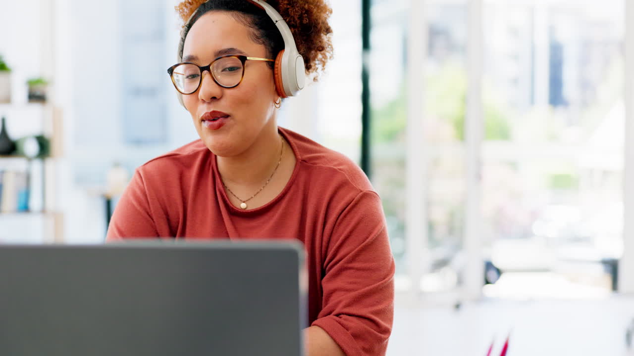 portátil, onda y mujer en videollamada
