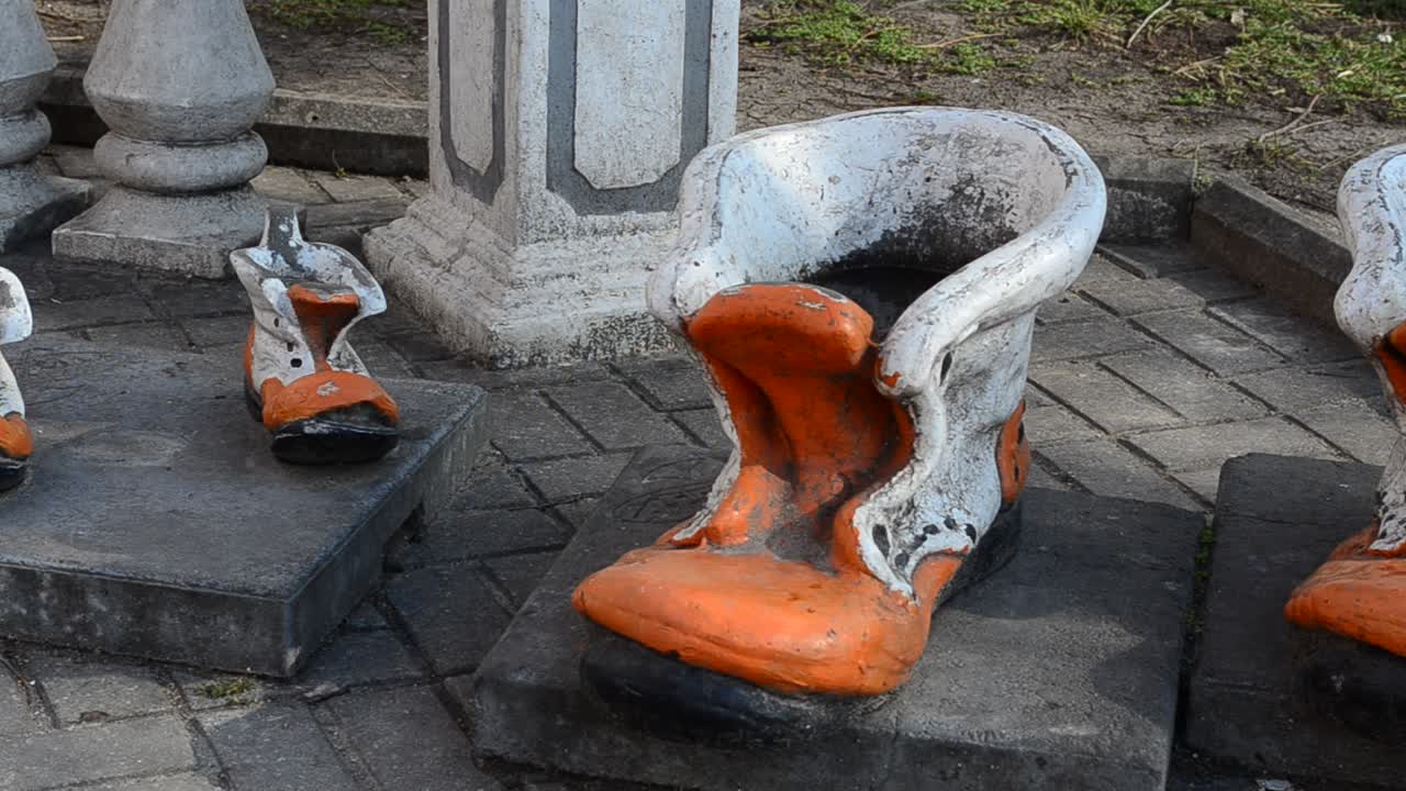 Monument voor laarzen. Fotograferen in de stad