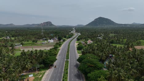 vista aérea de la carretera que corre adyacente a las zonas industriales con fábricas y almacenes