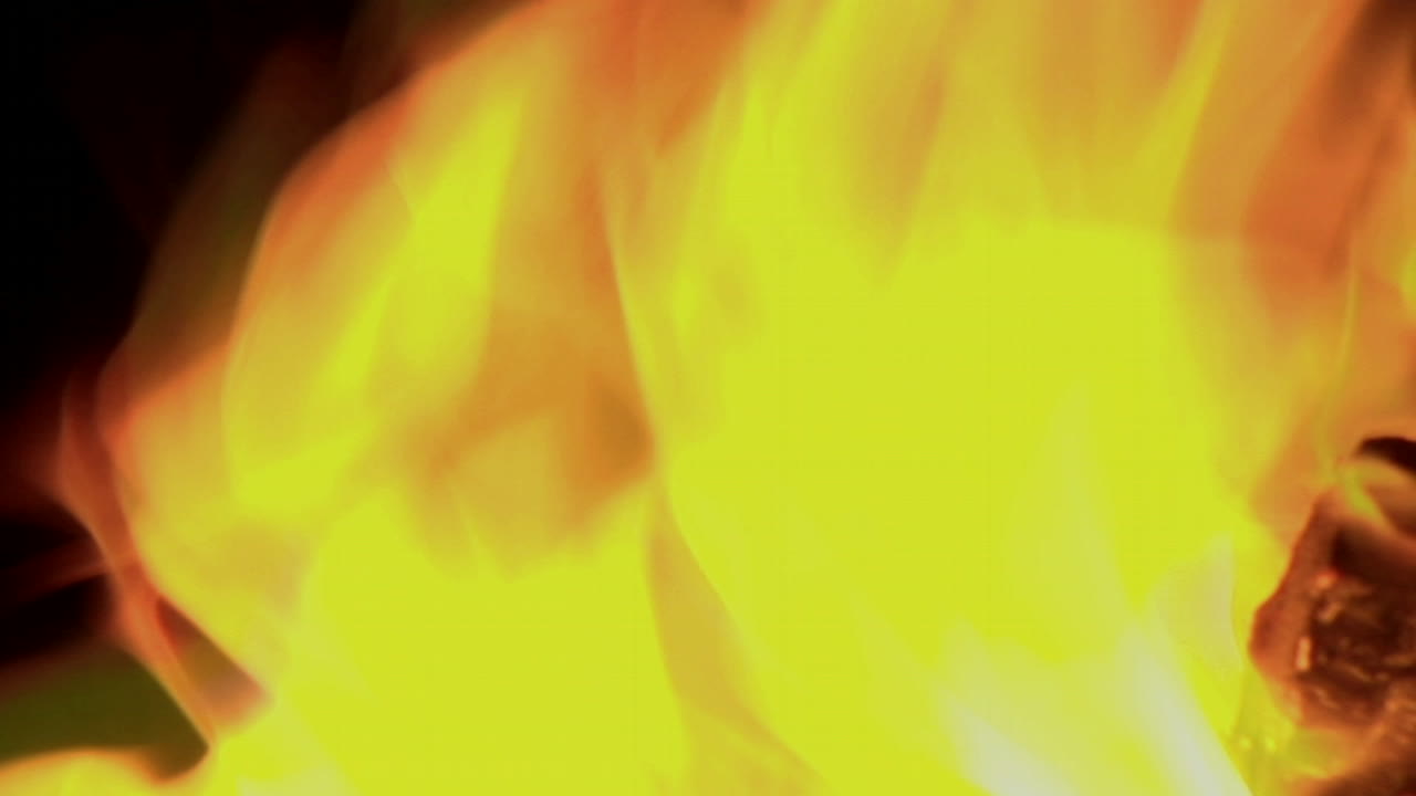 깜박이는 주황색 불꽃이 타오르는 불에 타다