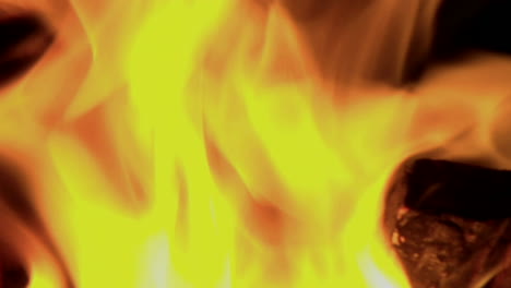 llamas naranjas parpadeantes arden en un fuego ardiente