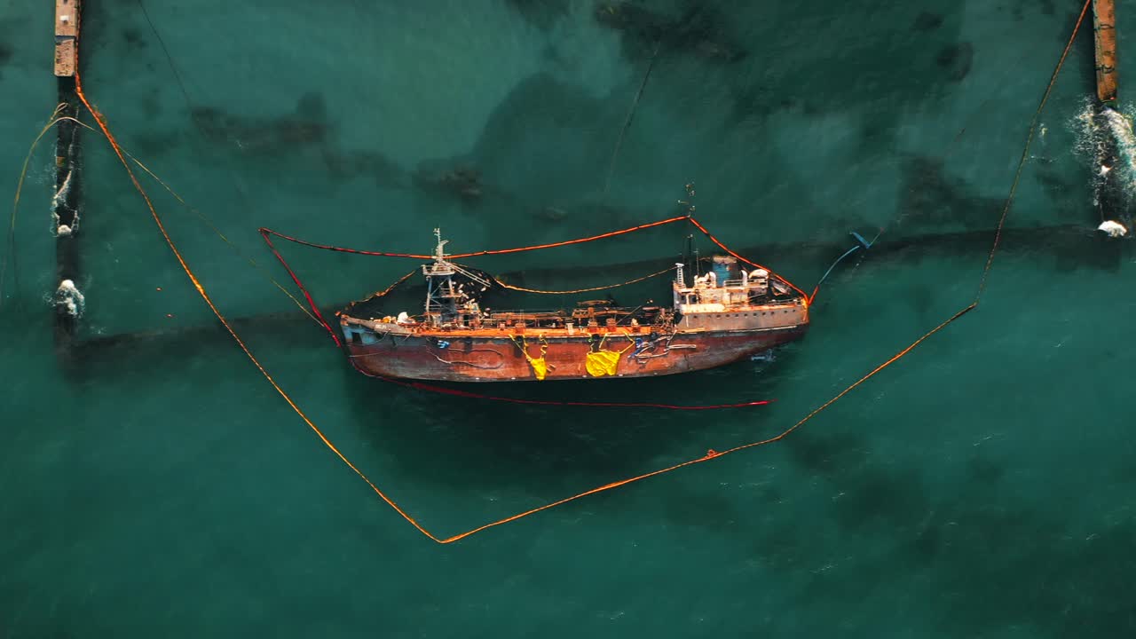 침몰 한 배 와 석유 유출 의 공중 사진