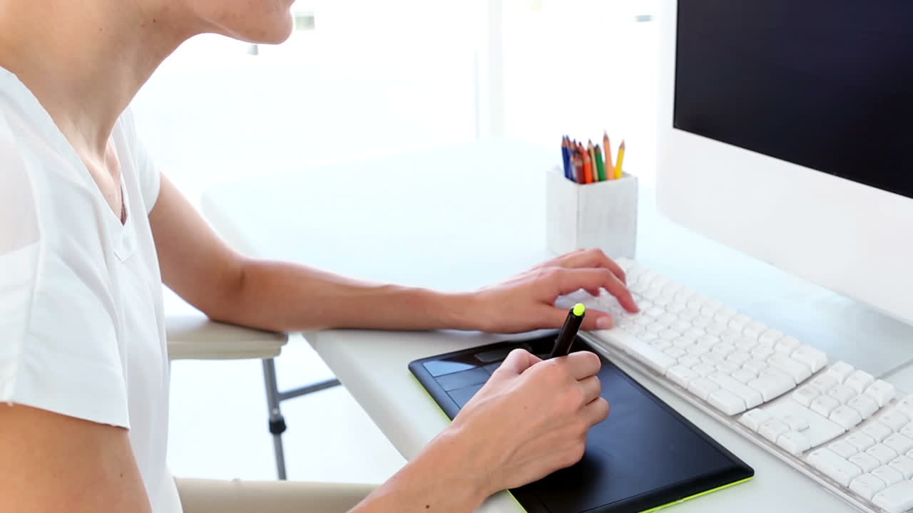 muy buen diseñador gráfico usando digitalizador