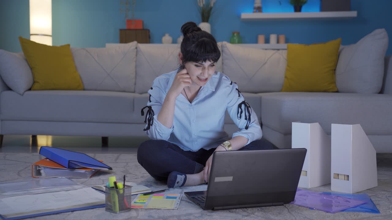 la mujer que trabaja en la oficina completa su trabajo y se relaja.