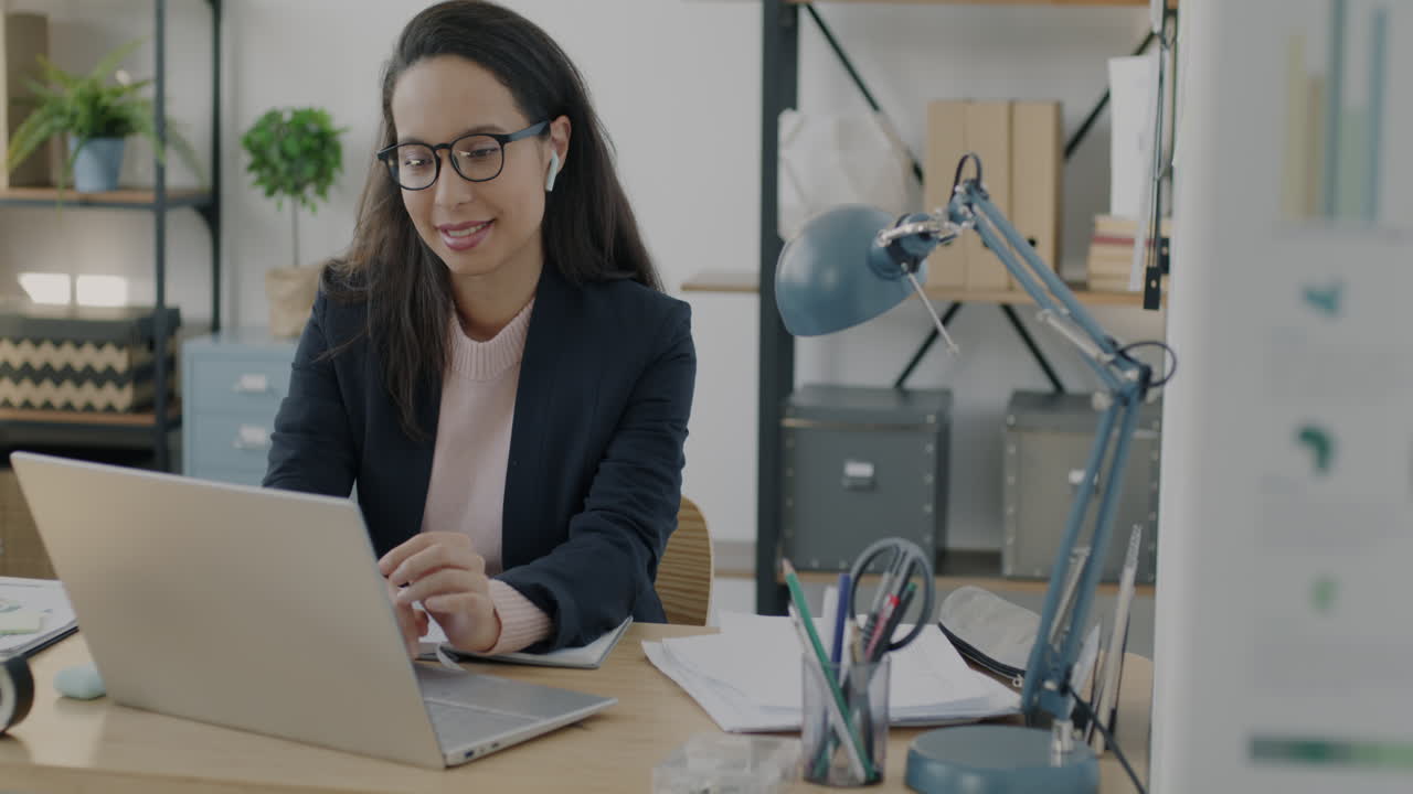 mujer en una reunión en línea