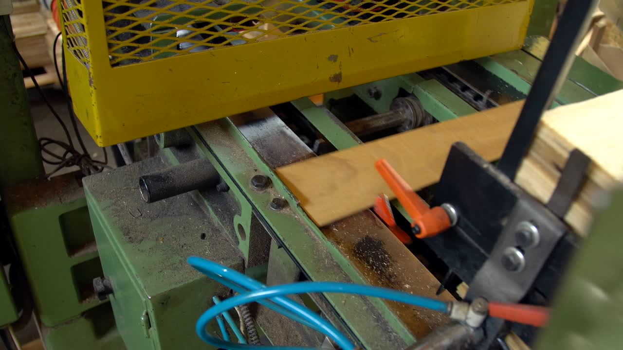 상자 생산에 필요한 목재판 공급