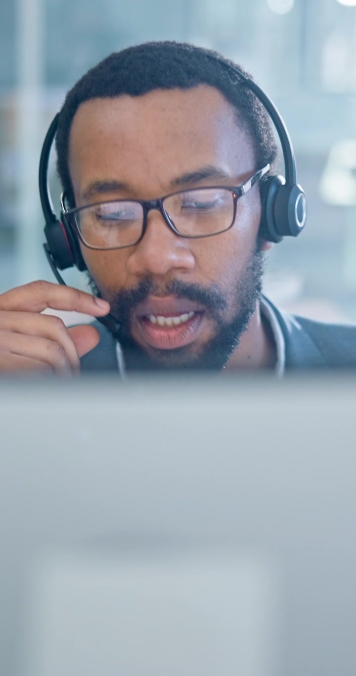 Rappresentante del Servizio Clienti Professionale al Lavoro al Computer