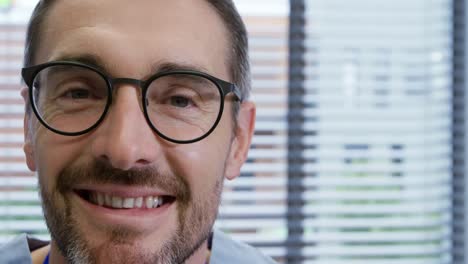 profesional médico que trabaja en un hospital