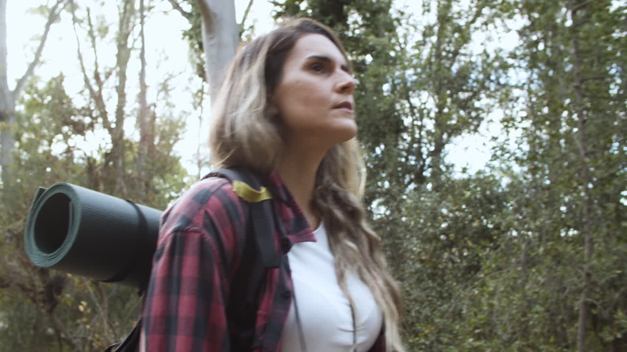 숲에서 신선한 물을 마시는 하이킹 소녀