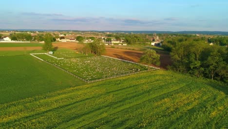 vista aérea de tierras de cultivo y un cementerio amish en un hermoso día soleado