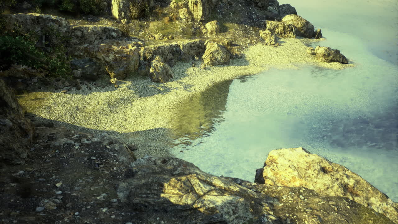 Fredelig kystlandskap med steinete strand og klart vann under soloppgang