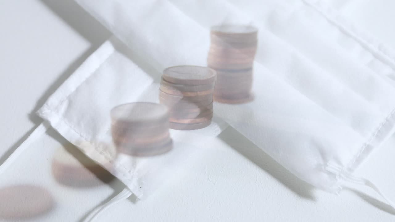 배경 에 있는 얼굴 마스크 에 대한 금속 동전 의  ⁇ 어리 의 디지털 복합 영상
