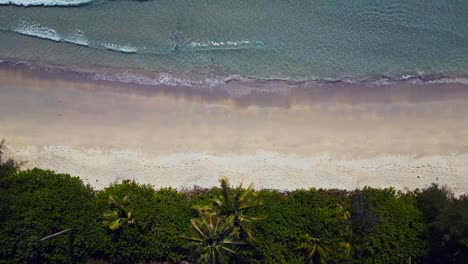 Grandes-Olas-En-La-Playa-Vacía