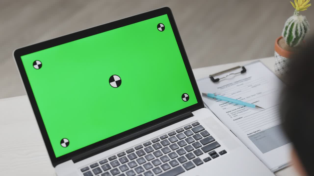 computadora de pantalla verde para animación 3d. portátil con llave de croma para publicidad maquillaje de sitio independiente. mostrar fondo de pantalla verde portátil de computadora portátil. vista trasera de mujer de negocios
