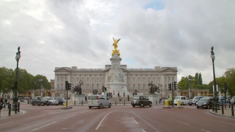 buckingham palace from the mall