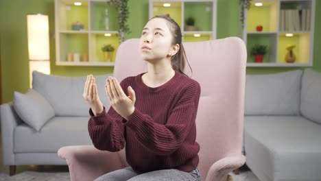 집에서 기도하는 아시아 무슬림 젊은 여성,  ⁇ 배.