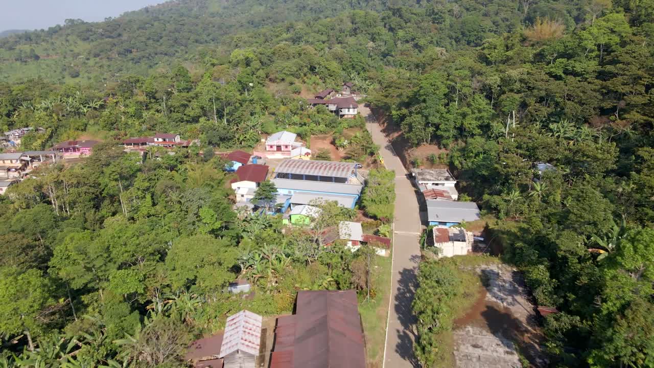 toma aerea del camino a la escuela publica del pueblo la conquista en san marcos, guatemala