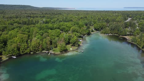 Coastal-resort-homes-of-Glen-Arbor-township-in-Michigan,-aerial-drone-view