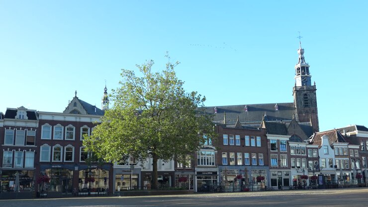 Centro città con la Chiesa gotica di San Giovanni sullo sfondo a Gouda, Paesi Bassi