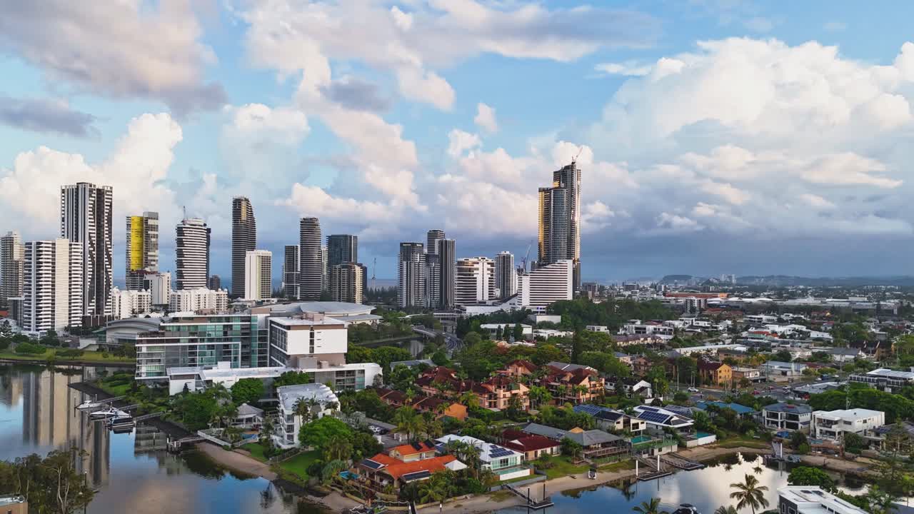 골드 코스트 스카이 라인의 동적 공중 사진