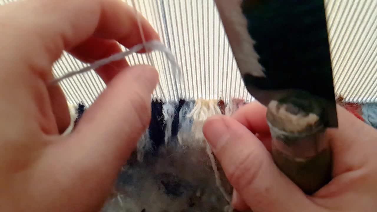 카 카을 만드는 페르시아의 중동 예술 전통적인 기술 실크, 면화, 양털 재료, 시골 마을의 여성 노동자, 자연 염색, 아름다운 패턴 디자인 및 인테리어에서 사용할 다채로운 텍스처