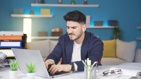 Trabajador-De-Oficina-En-Casa-Mirando-Su-Reloj,-Prisa-Por-Los-Negocios.