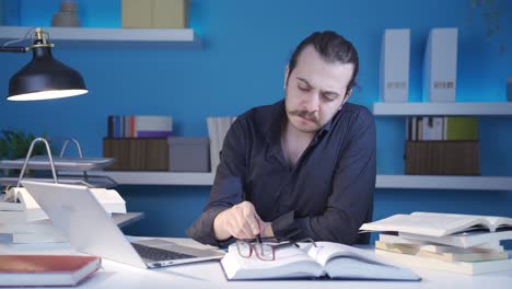 Thoughtful-senior-professional-man-working-in-his-office.