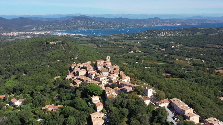Volo aereo intorno al villaggio di Gassin, Costa Azzurra, giornata di sole, dipartimento del Var.