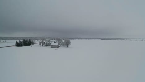 Lonely-farmstead-surrounded-by-wast-white-snowy-field