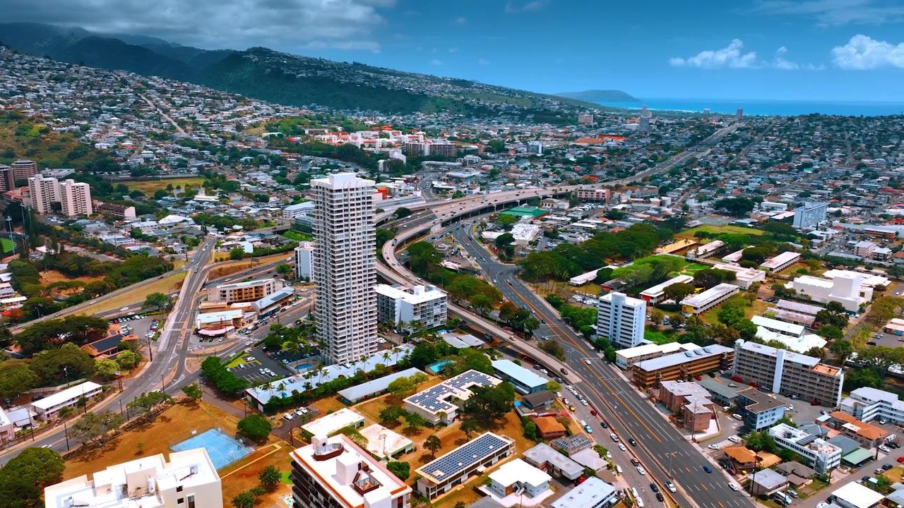 Infrastruttura stradale della moderna Honolulu, Hawaii, USA. Prospettiva aerea sul vasto paesaggio urbano durante il giorno