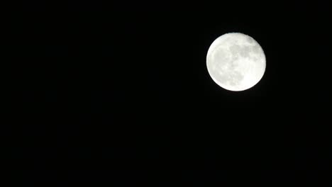 luna llena viajando por el cielo