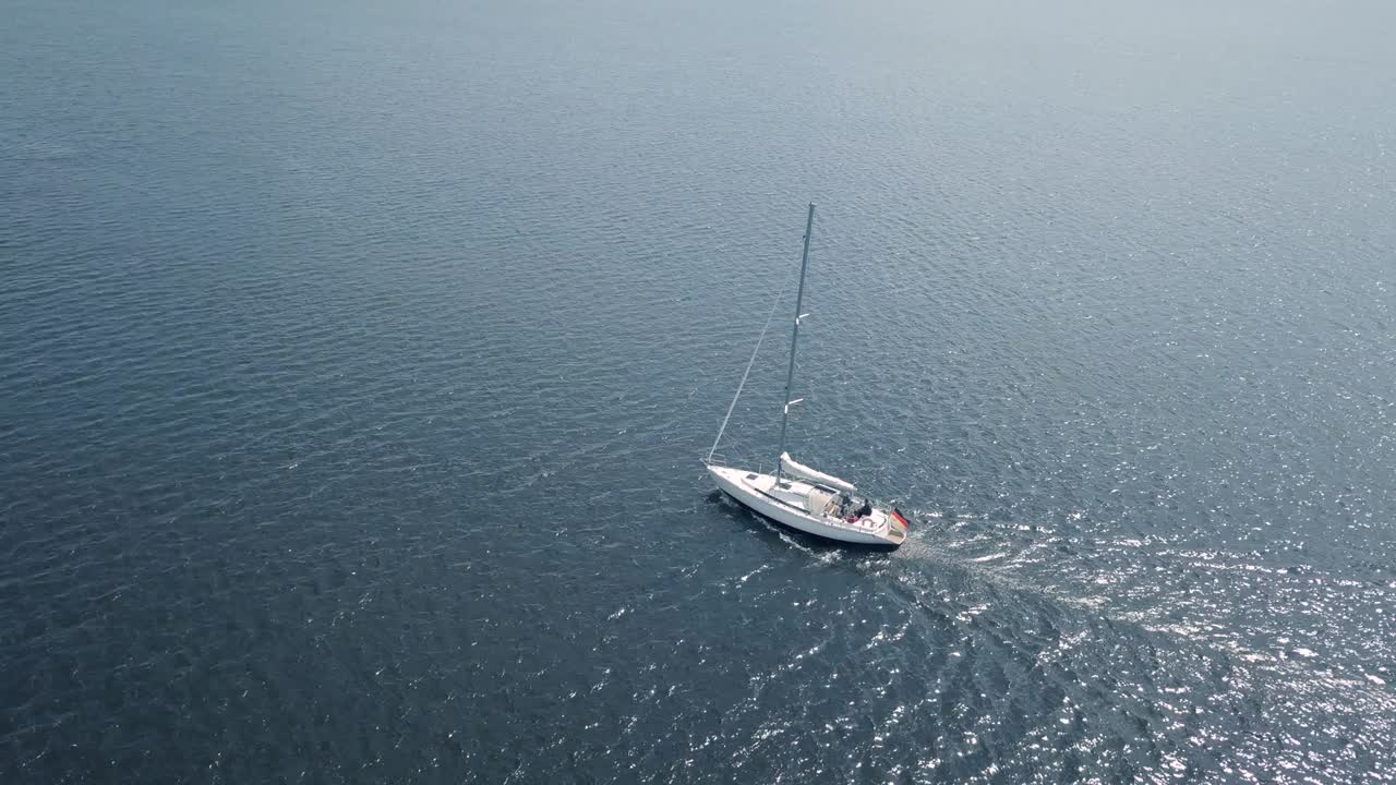바다 에서 항해 하는 요트 의 공중 사진