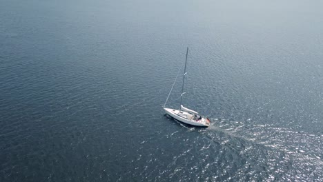 vista aérea de un yate navegando en el mar