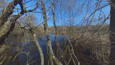 Brücke-über-Den-überfluteten-Fluss