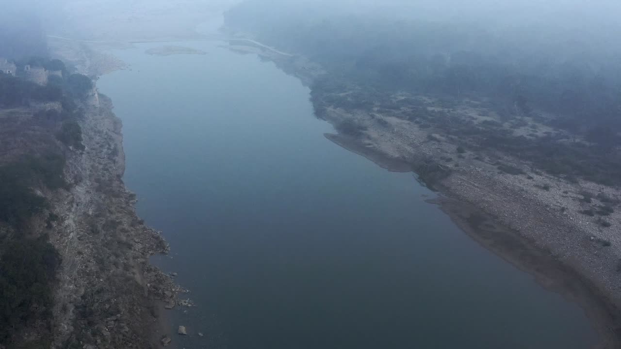 인도 마디야 프라데시의 쿠노 국립공원에 있는 강의 드론 영상