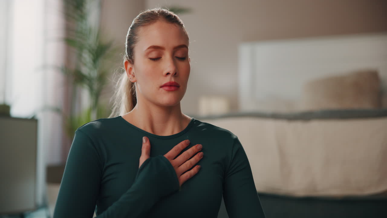 집 에서 명상 하는 여자