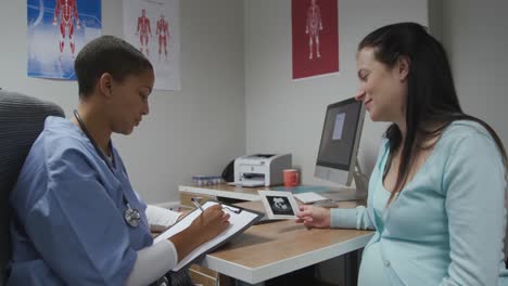 Profesional-Médico-Trabajando-En-Un-Hospital