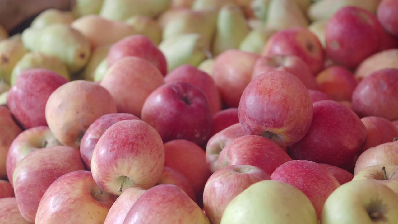 Apples and Pears at a Market