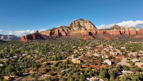 Filmische-Schwenk-Luftaufnahme-Von-Sedona,-Arizona,-Mit-Dem-Mesa-Berg-Des-Flughafens-In-Der-Ferne