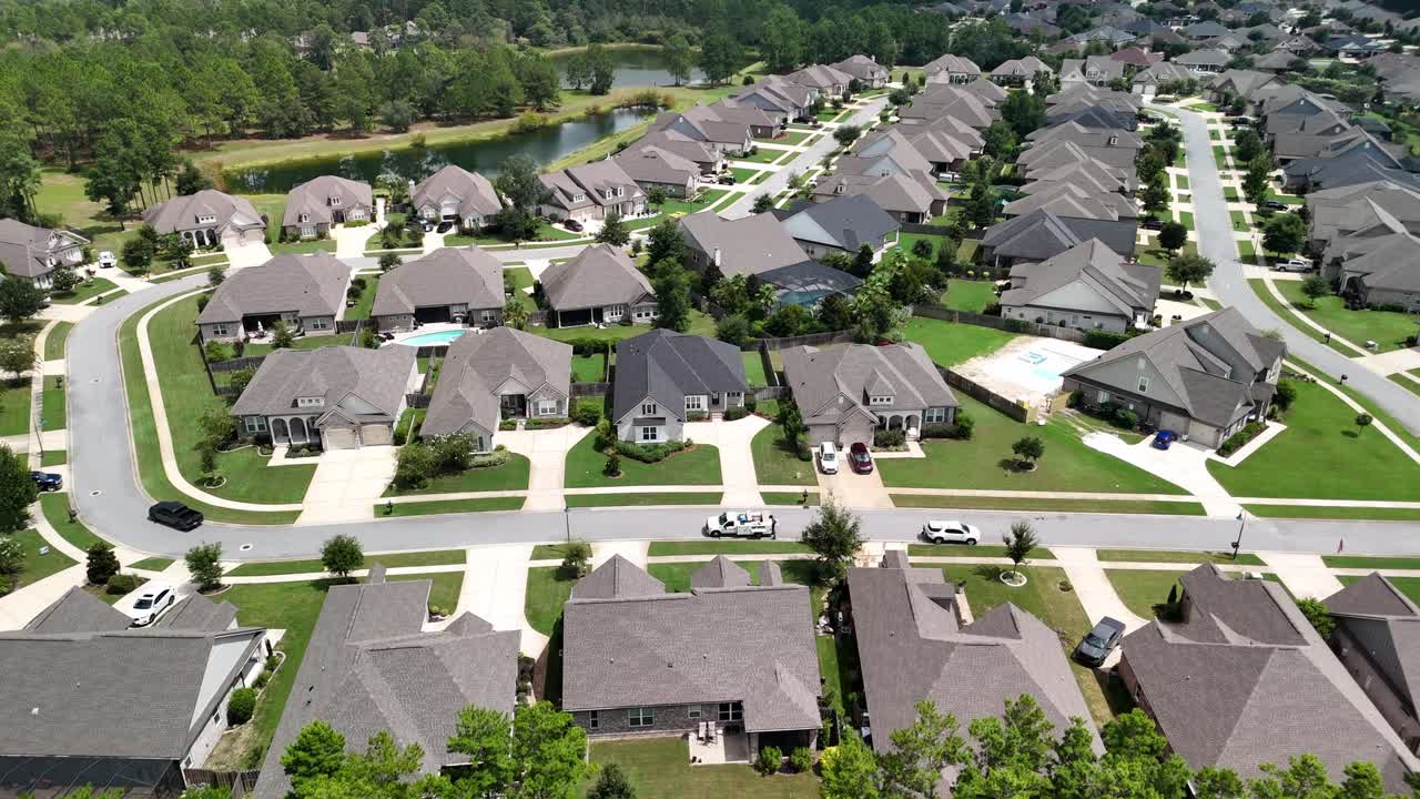 Sorvolo di immobili di lusso nel quartiere residenziale di Freeport City, nella contea di Walton, Florida, Stati Uniti. Ripresa aerea.