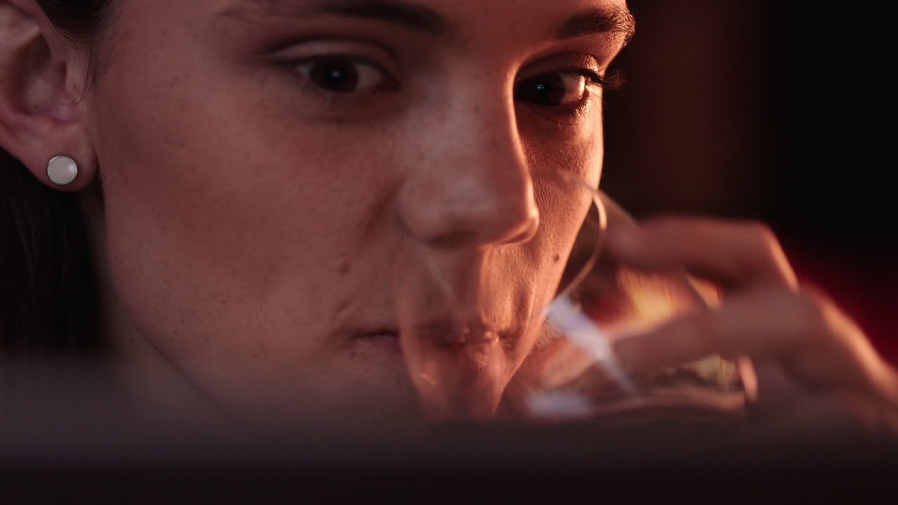 태블릿 컴퓨터를 사용하는 아름다운 여성이 집에서 영화를 보고 배경에 벽난로가 있는 온라인 엔터테인먼트를 즐기고 있습니다.