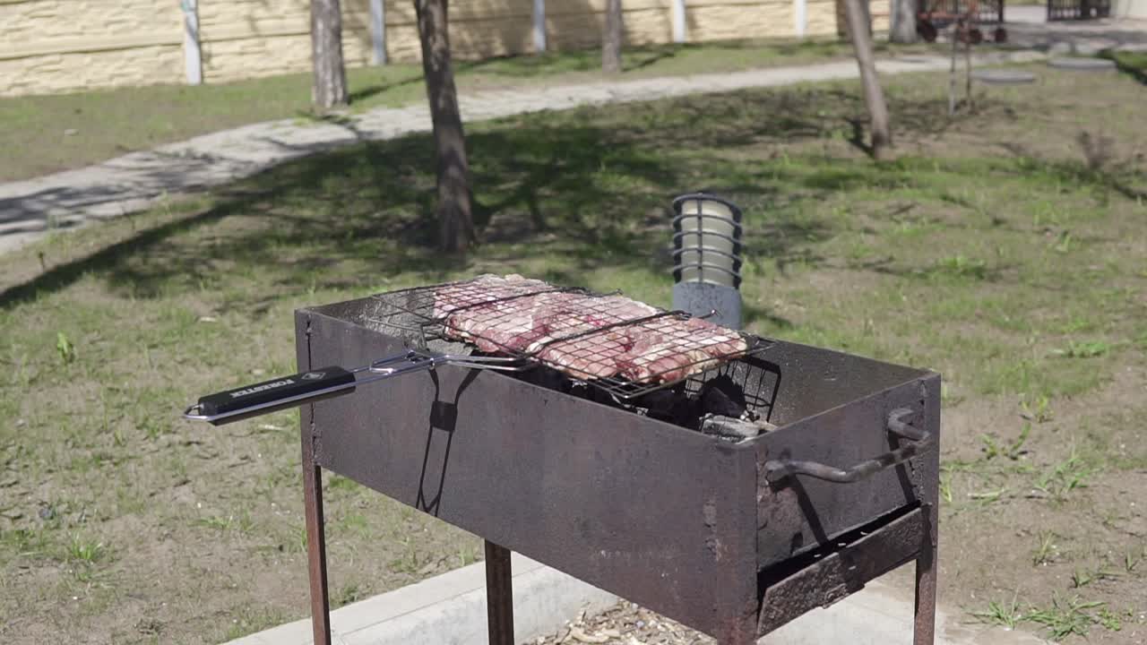 carne a la parrilla en la rejilla. comida para la fiesta de barbacoa. comida a la parrilla sabrosa. carne a la parrilla. filmado en 4k