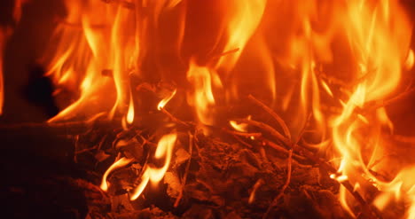 llama de fuego quemando una hoguera o chimenea en casa