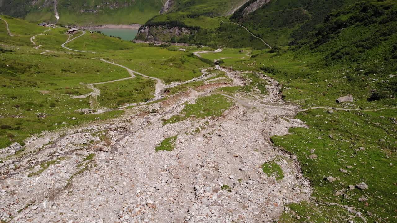 Acque blu al lago artificiale Wasserfallboden, circondato da paesaggio verde a Kaprun, Austria.