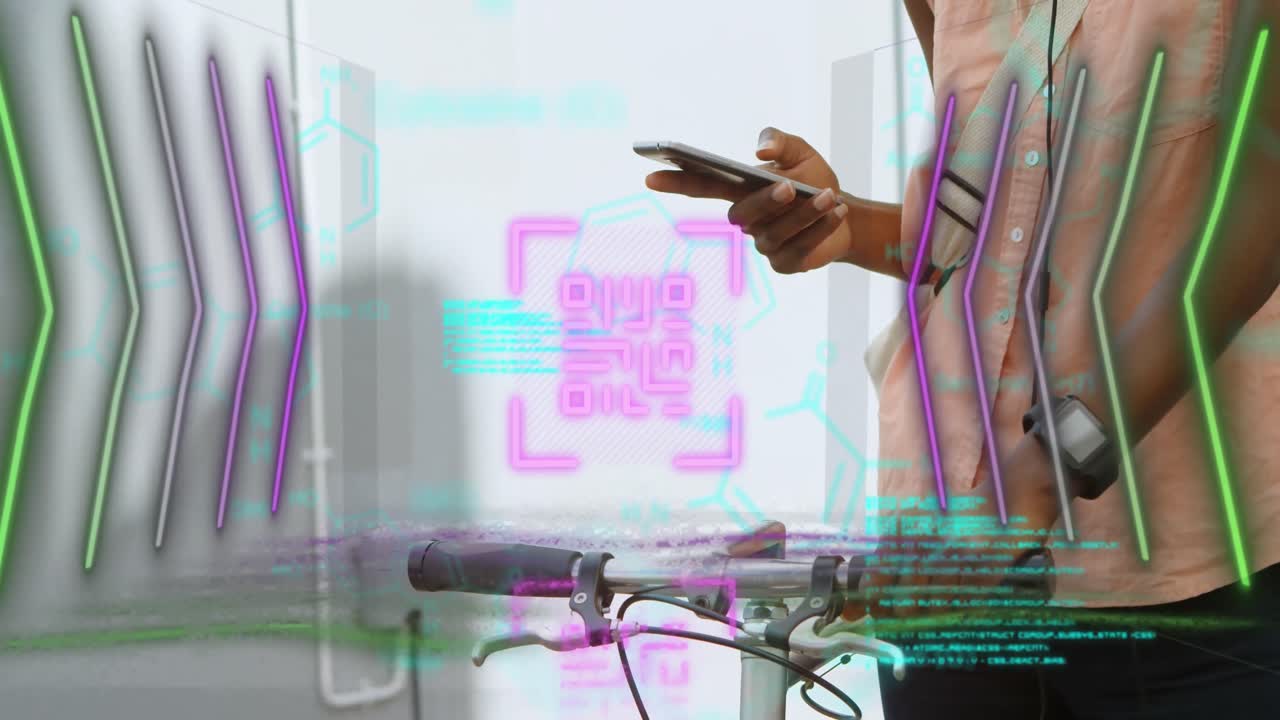 네온 qr 코드 스캐너와 스마트폰을 사용하는 여성의 중간 섹션에 대한 데이터 처리