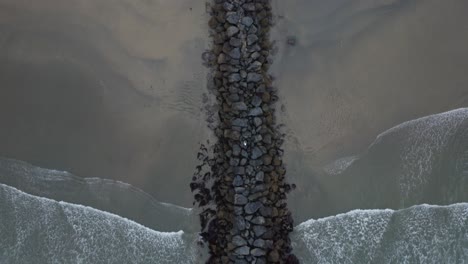 Solo-Mann,-Der-Den-Strand-Während-Eines-Wunderschönen-Sonnenaufgangs-In-Kalifornien-Erkundet