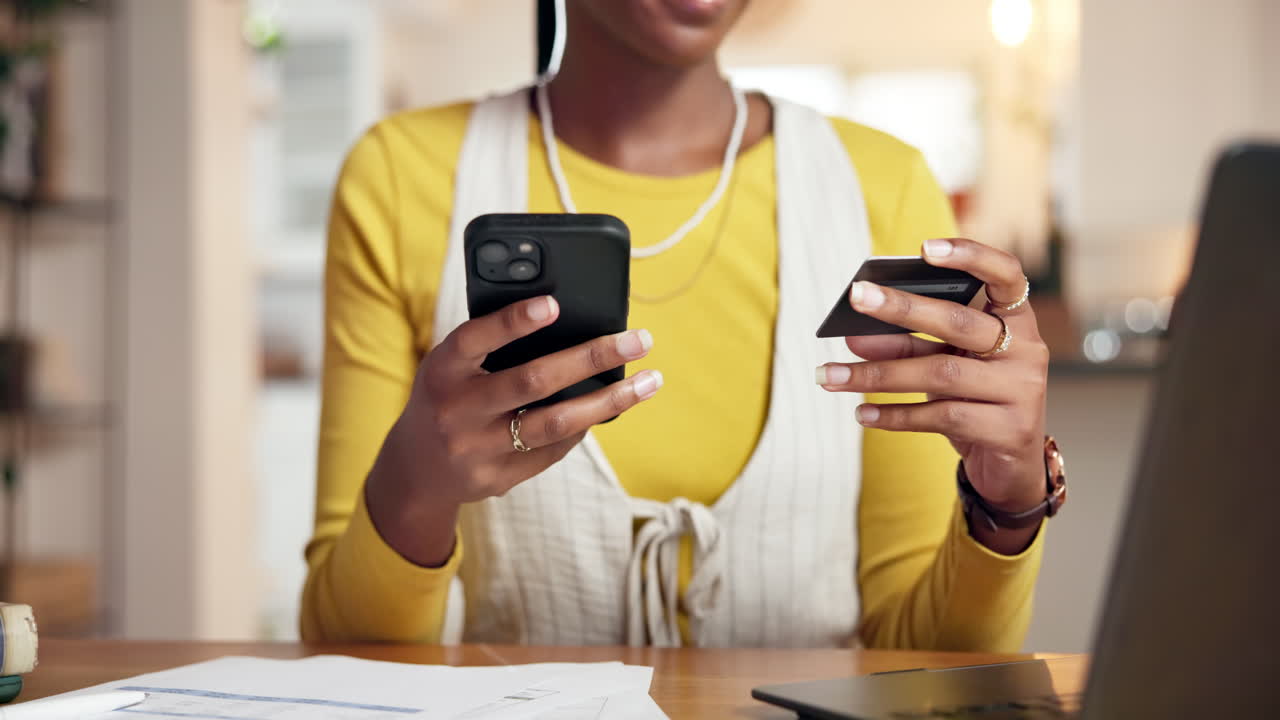 mujer que utiliza un teléfono inteligente y una tarjeta de crédito para el pago en línea
