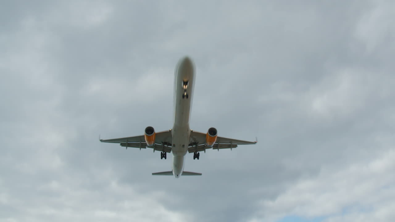 avión de pasajeros vuela por encima