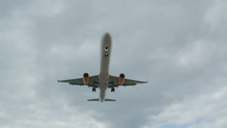 Avión-De-Pasajeros-Sobrevuela