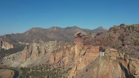 Monkey-Face-at-Smith-Rock-Park,-a-rock-climber's-paradise